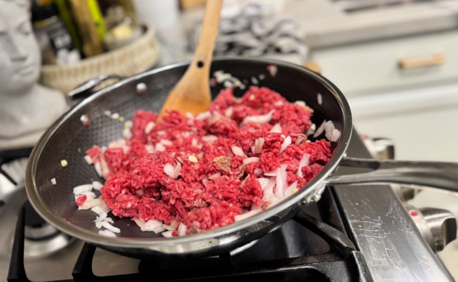 browning ground beef on the stove 