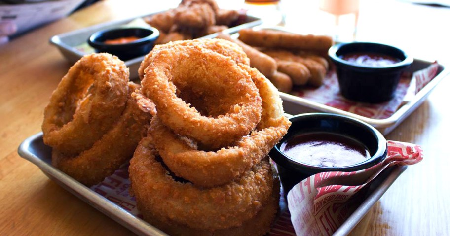 plate of onion rings