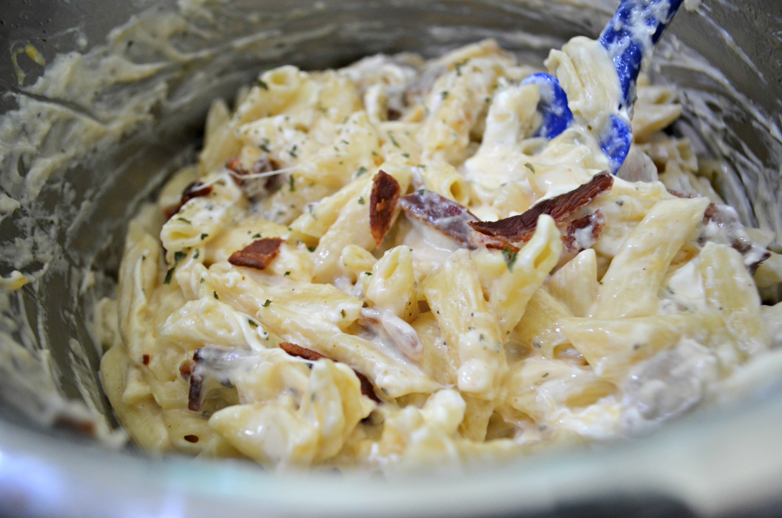 Instant Pot Chicken Ranch Pasta with Bacon &ndash; Cooked noodles topped with bacon