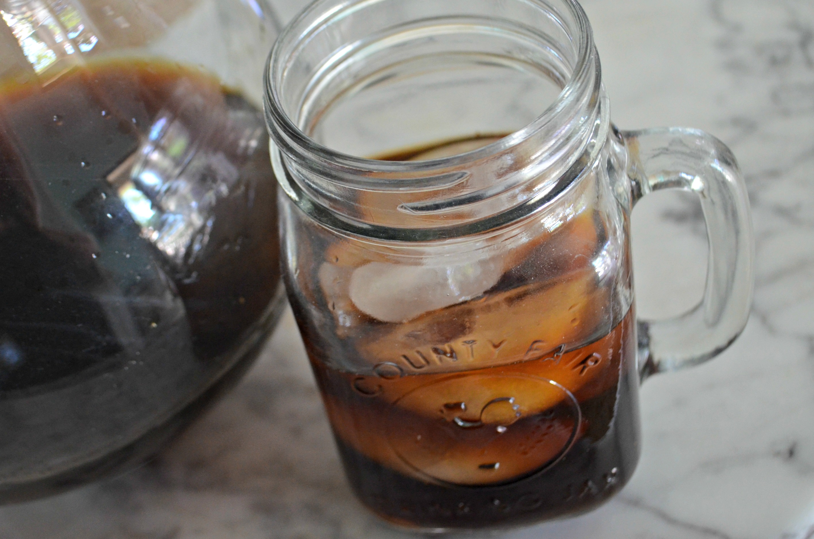 cold brew coffee making guide &ndash; iced in a mug
