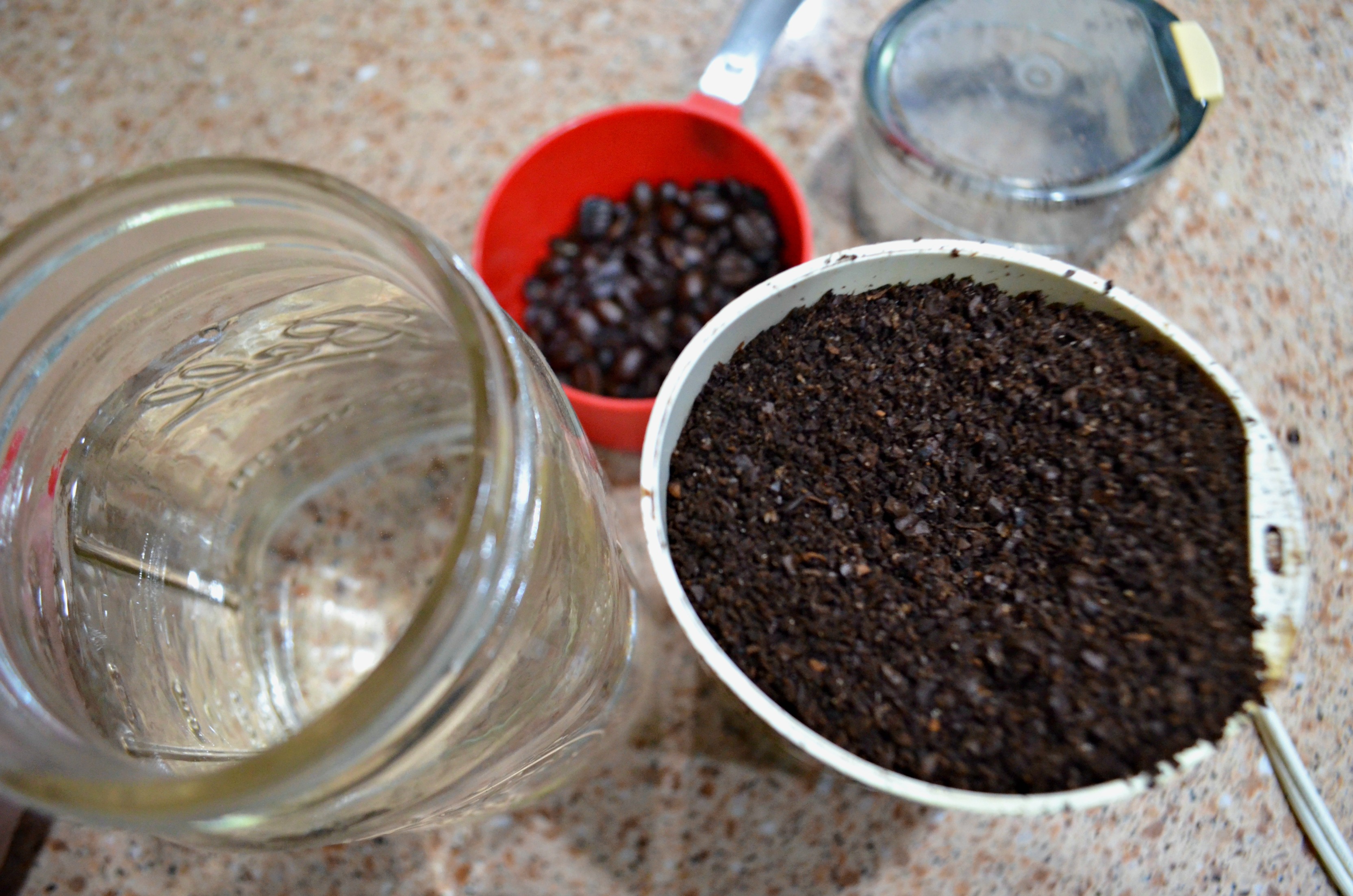 cold brew coffee making guide &ndash; water and ground coffee beans
