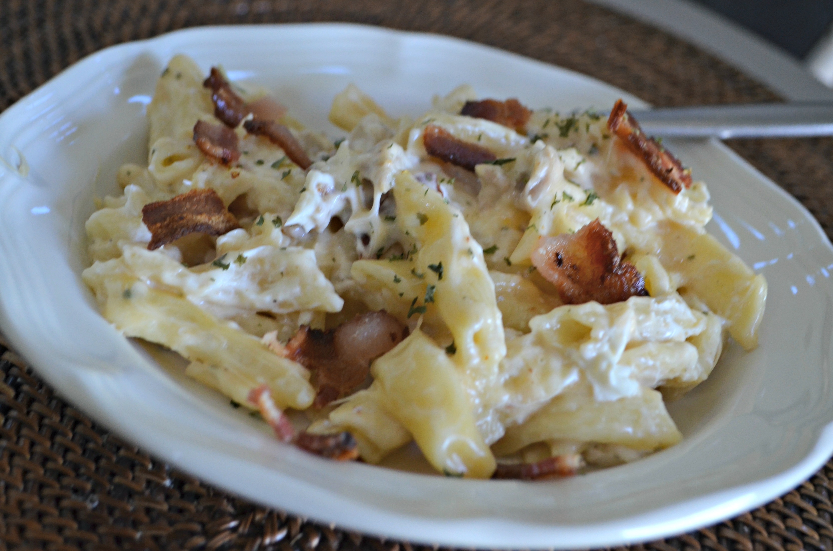 Instant Pot Chicken Ranch Pasta with Bacon &ndash; served in a bowl