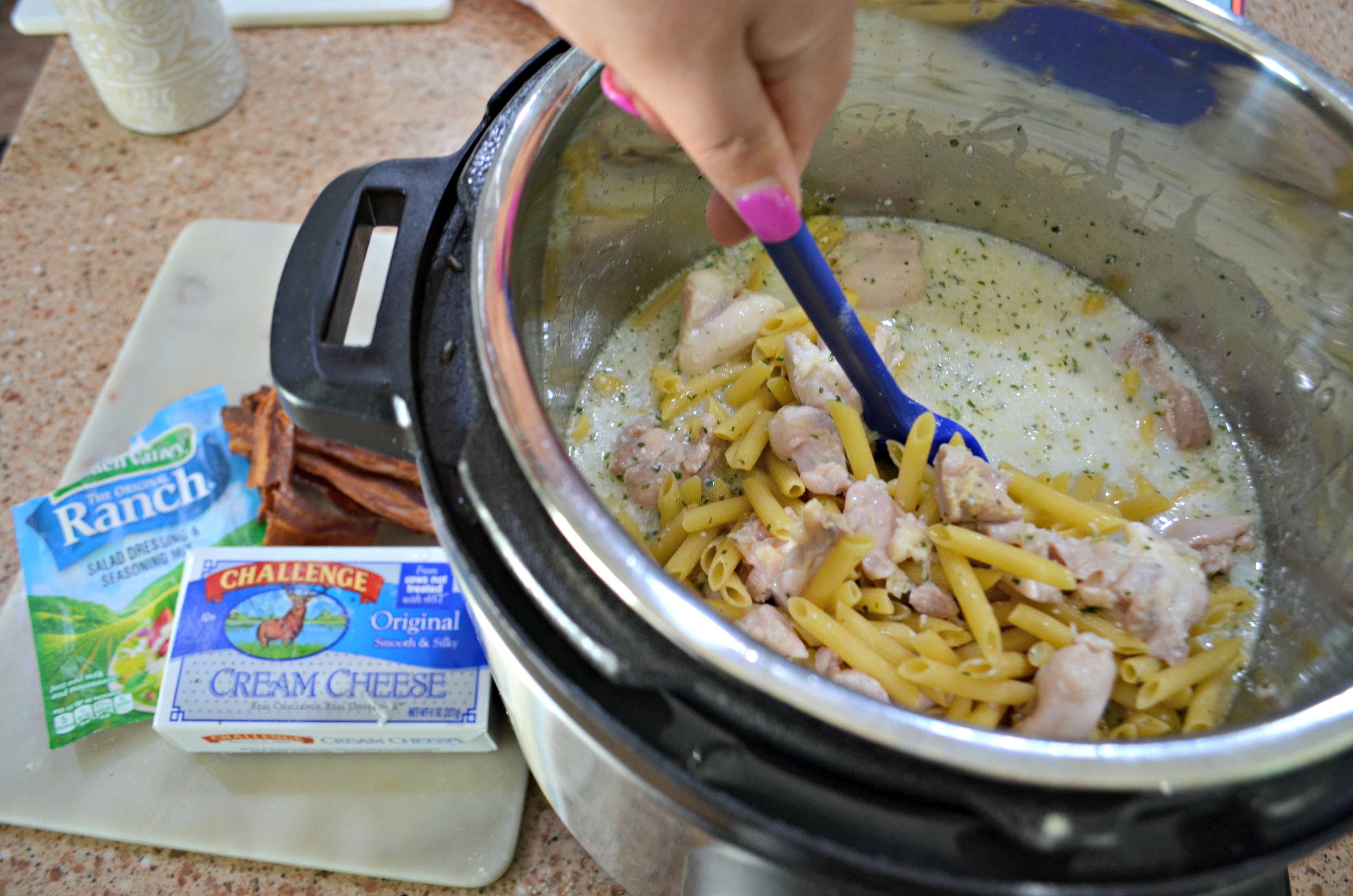 Instant Pot Chicken Ranch Pasta with Bacon &ndash; Stirring noodles and chicken in the instant pot