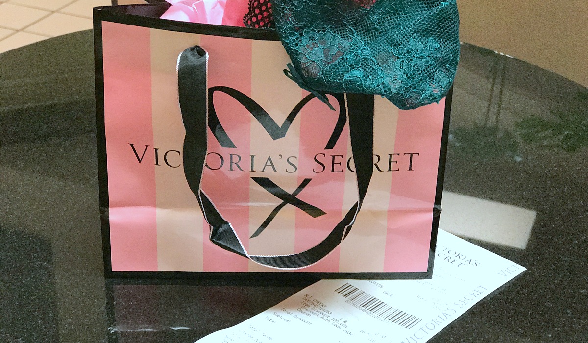 Collin's money-saving shopping tips for Victoria's Secret &mdash; vs bag and receipt
