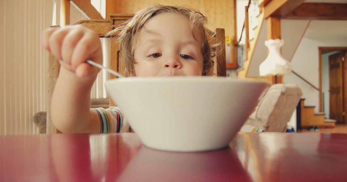 kelloggs honey smacks recalled salmonella &ndash; boy with cereal bowl