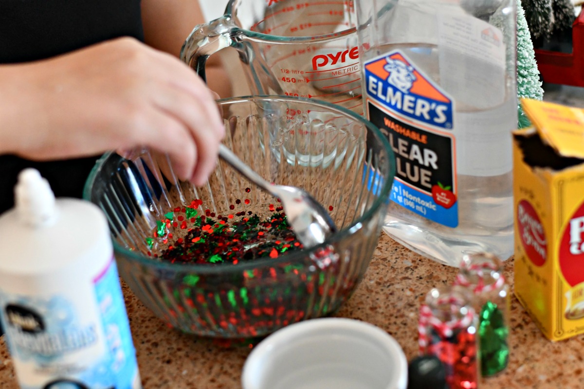 Make Christmas Tree Slime &ndash; mixing the ingredients