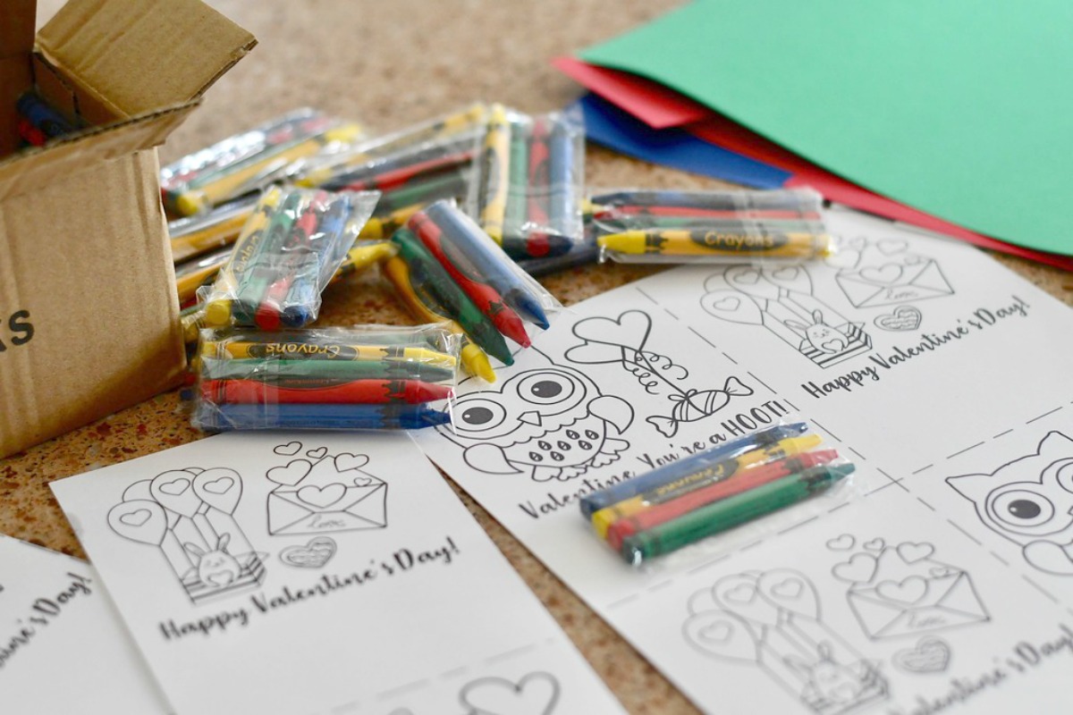 DIY Crayon Valentines (Free Printable Included) &ndash; assembling the valentines