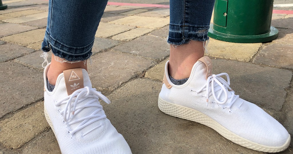 released hem denim diy &mdash; wearing released hem jeans with sneaker