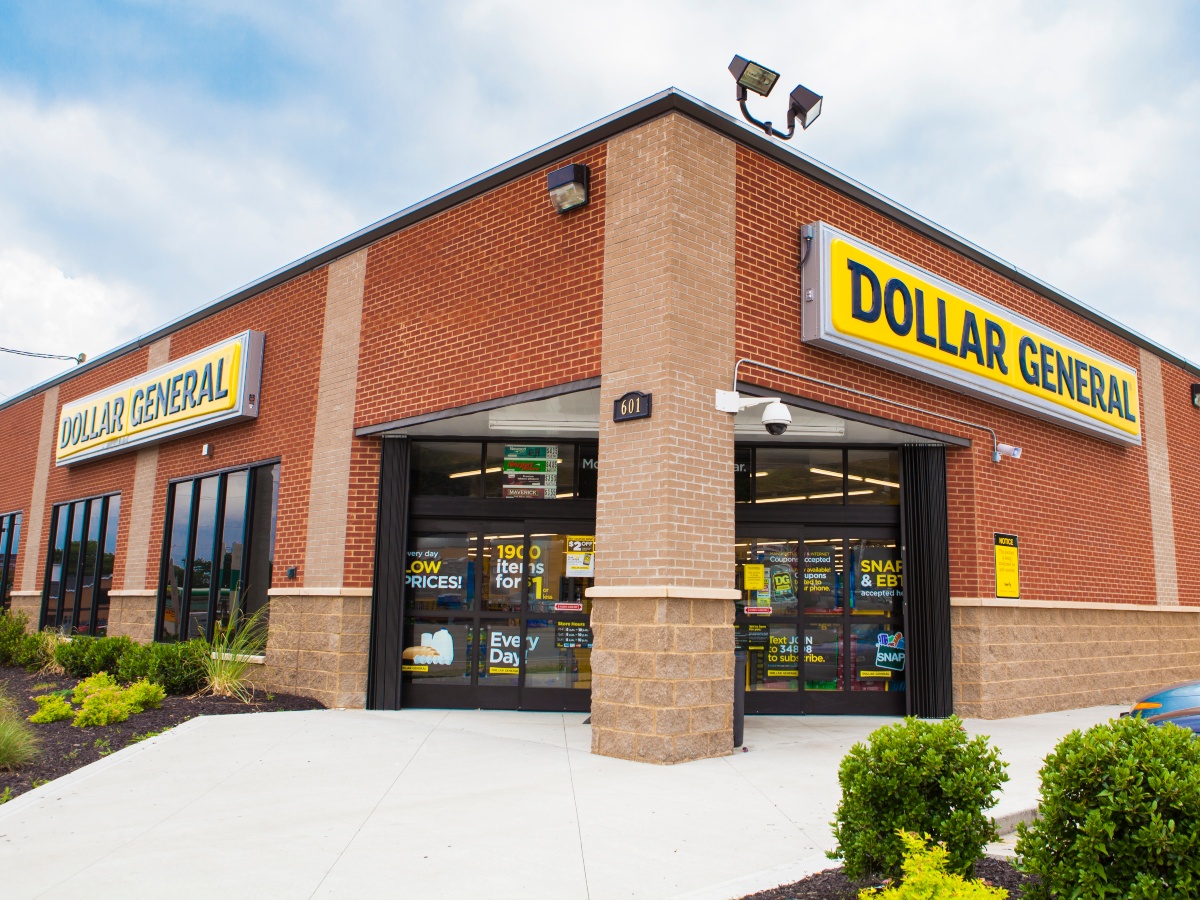 outside of Dollar General store