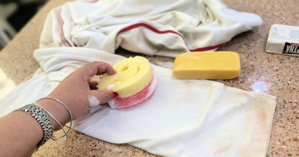 using a sponge to clean laundy