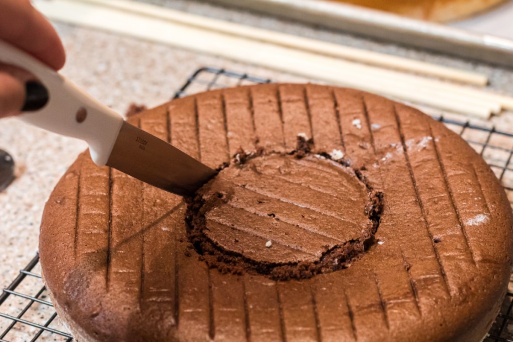 cutting hole in cake