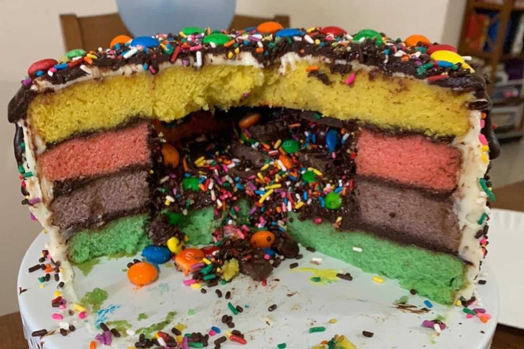 pi&ntilde;ata cake opened