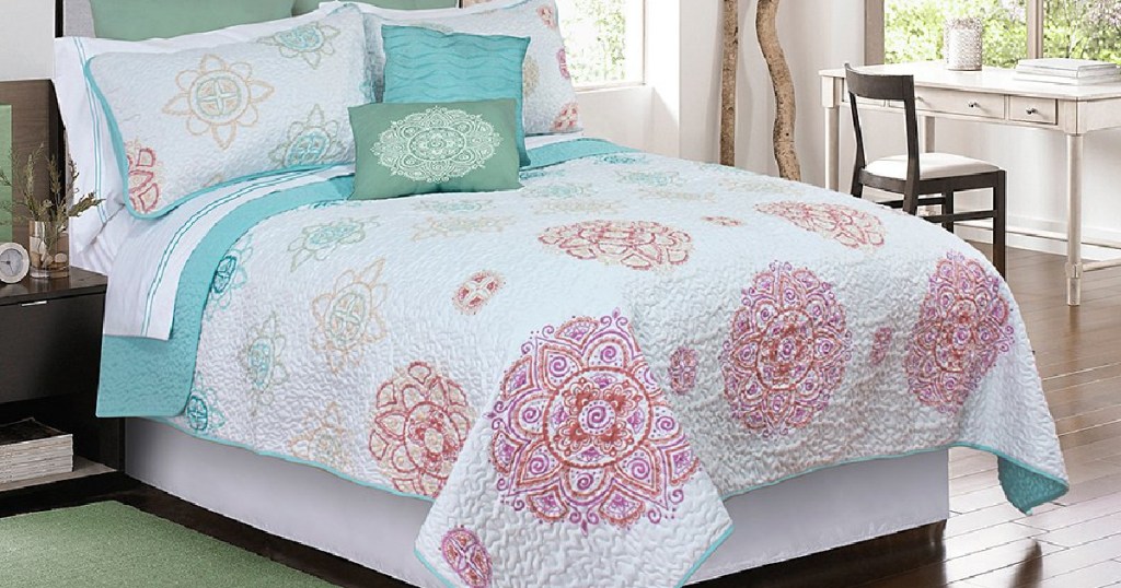 Quilt set in bedroom