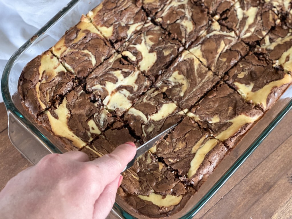 slicing cream cheese brownies 