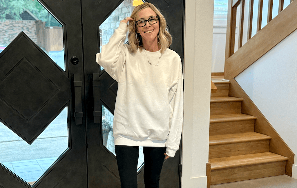 woman wearing whit oversized Gildan sweatshirt 