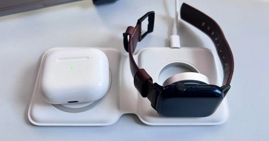 Apple MagSafe Duo with watch and airpods