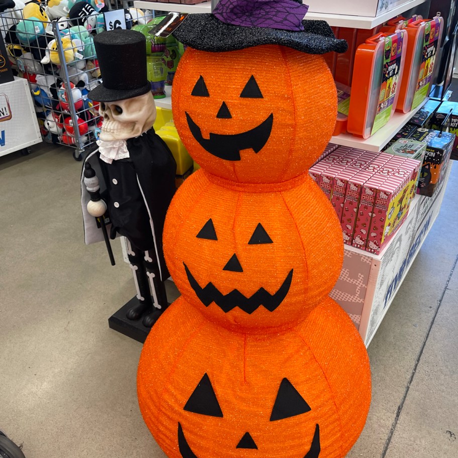 stacked pumpkin with witch hat 