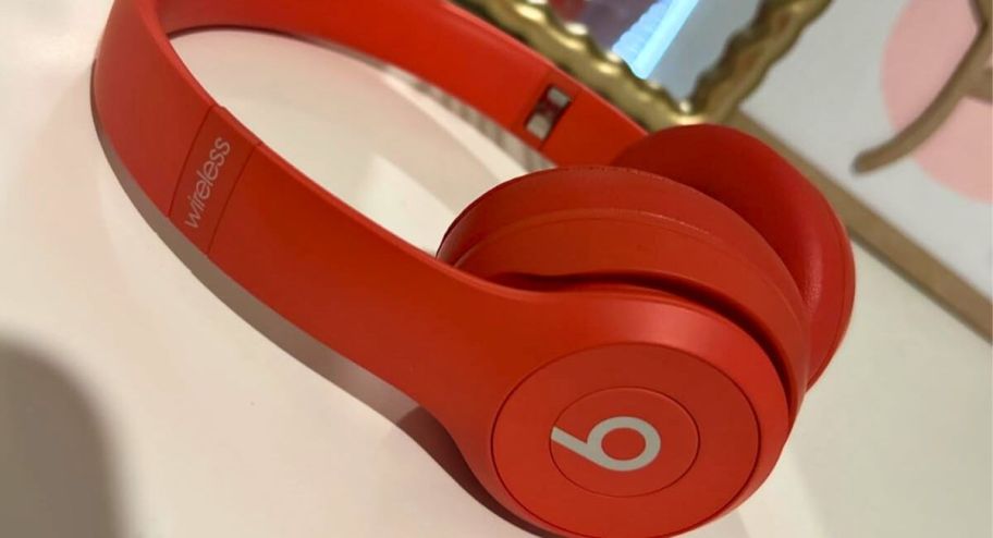 red beats solo displayed on top of the table