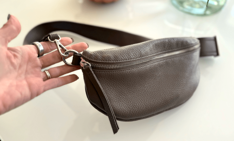 Quince sling bag