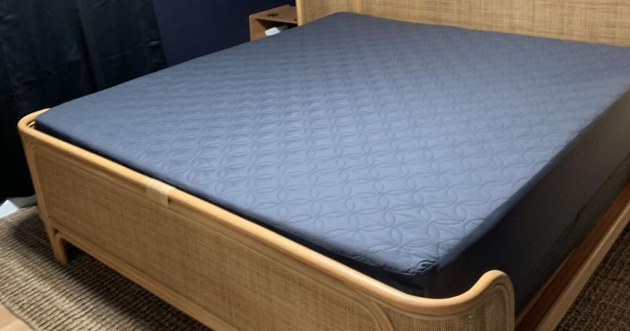 a Guher Waterproof mattress cover