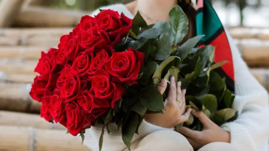 woman holding Long stem roses