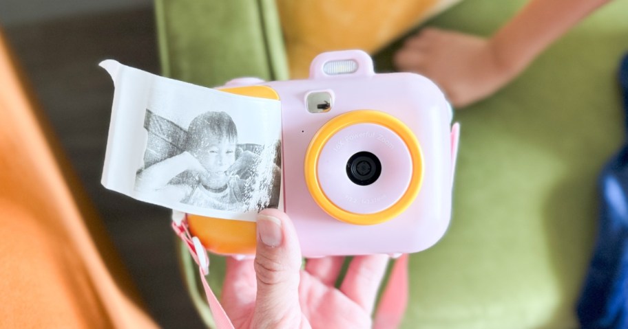 mavokis digital camera in pink with photo being printed
