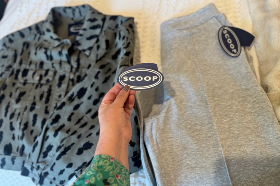 hand grabbing scoop tag