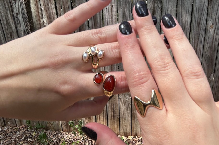 hands modeling gold ring set