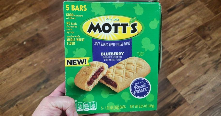 Mott's Soft-Baked Apple Bars 5-Pack box in hand