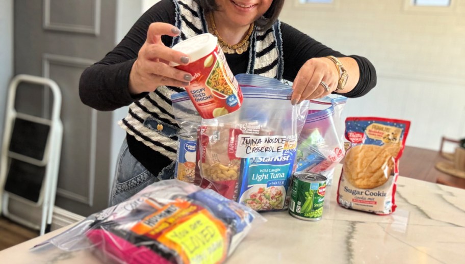 making a diy meal in a bag using a ziploc bag 