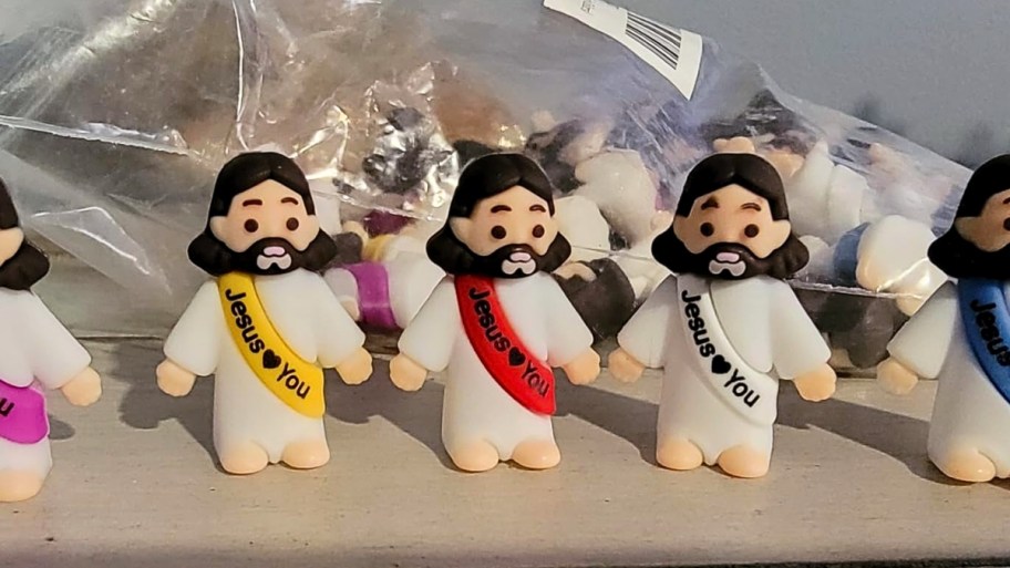 5 mini figures of jesus