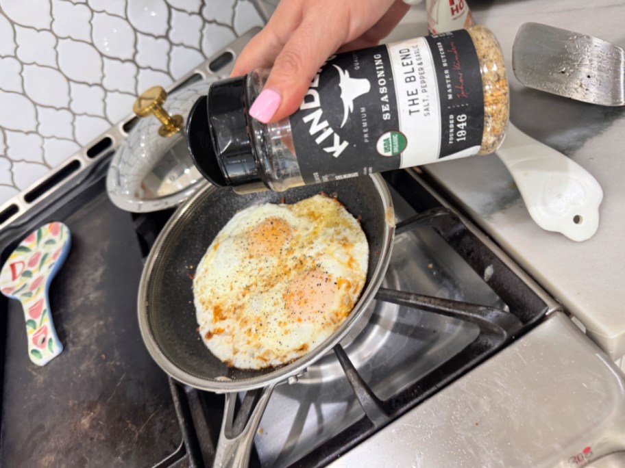 seasoning eggs using Kinders the blend