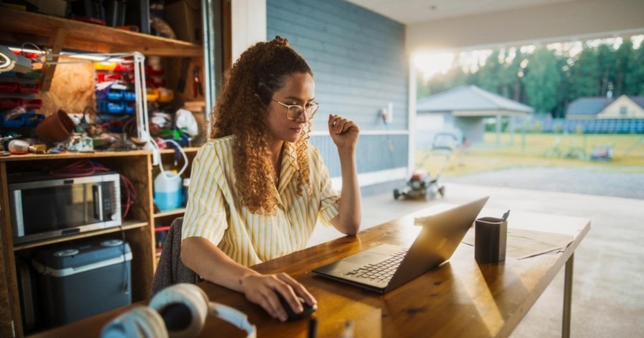woman on labtop