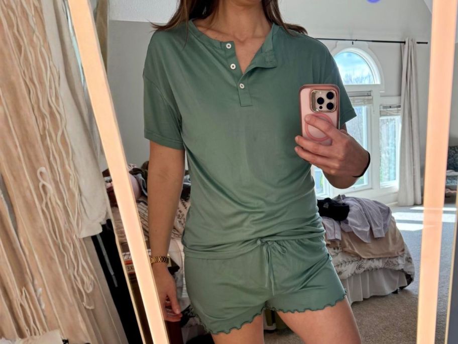woman wearing Ekouaer Women's Pajama Set