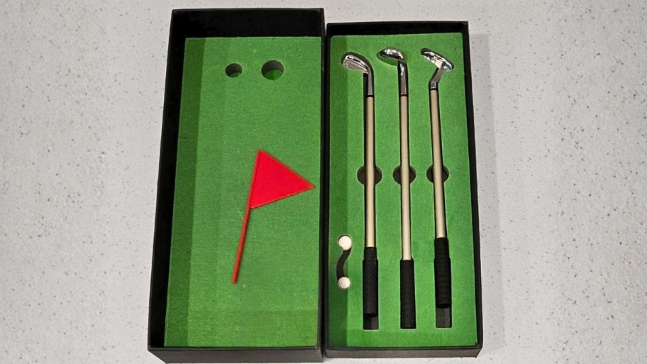 a mini desktop golf pen set