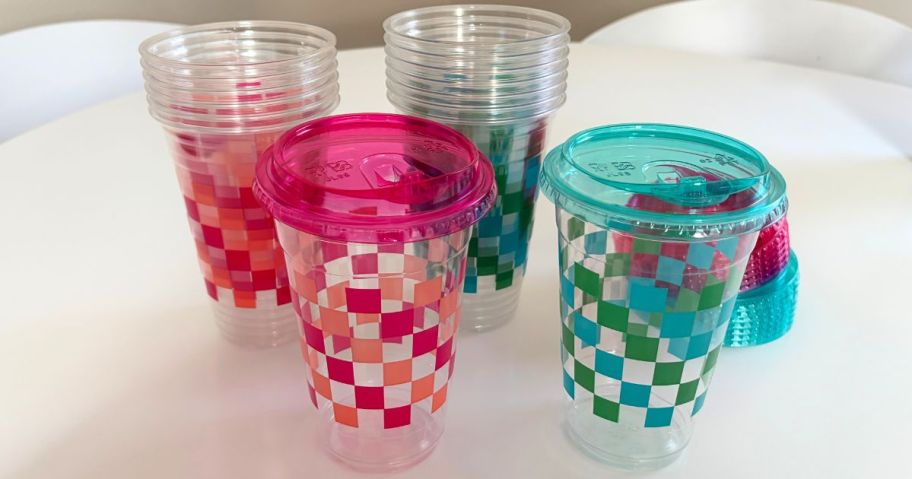 up&up Disposable 20oz To-Go Cold Cups w/ Lids on table
